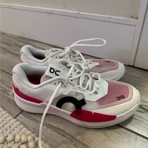 EUC On Running The Roger Pro Women's pink Sneakers